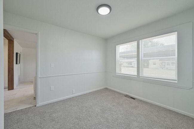 Building Photo - 4013 Mallard Dr