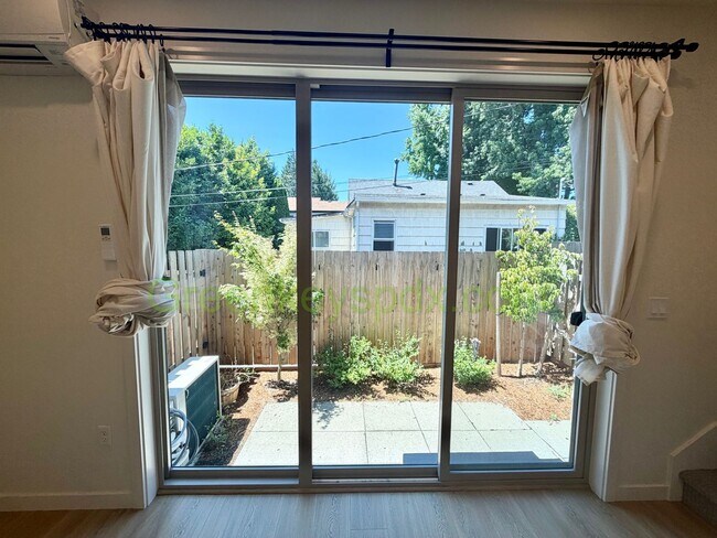 Building Photo - Newer 2-Bedroom, 1.5-Bathroom Townhome for Rent in SE Portland with Private Patio in Walkable Loc...