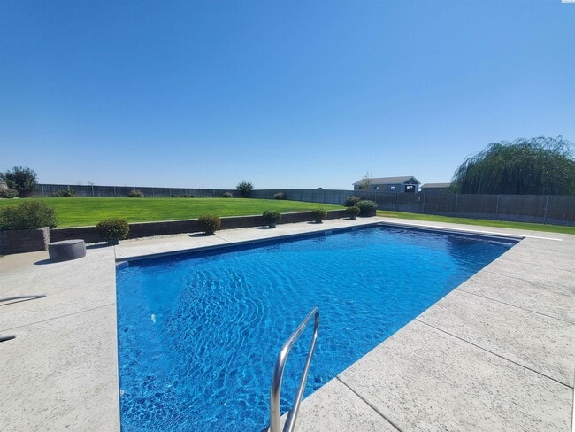 Building Photo - FOR RENT: West Pasco with heated inground ...