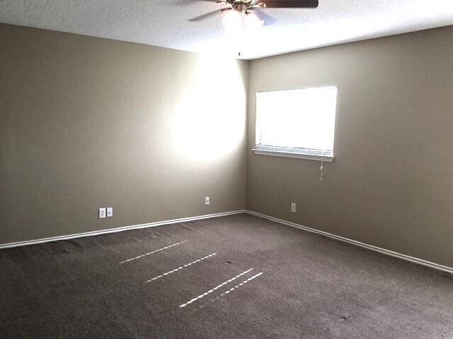 Building Photo - 2947 Donnell Dr