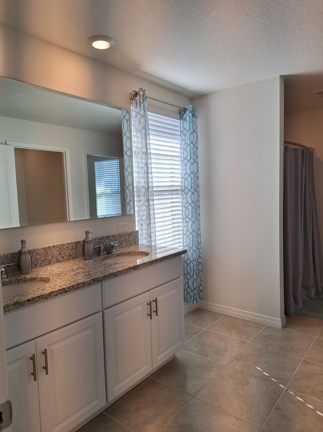 Building Photo - 3BR 2.5BA VENETIAN BAY TOWNHOME
