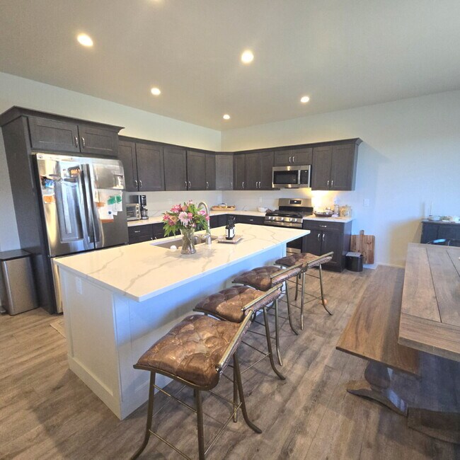 Building Photo - Newer 4 bedroom w/ 3 car garage