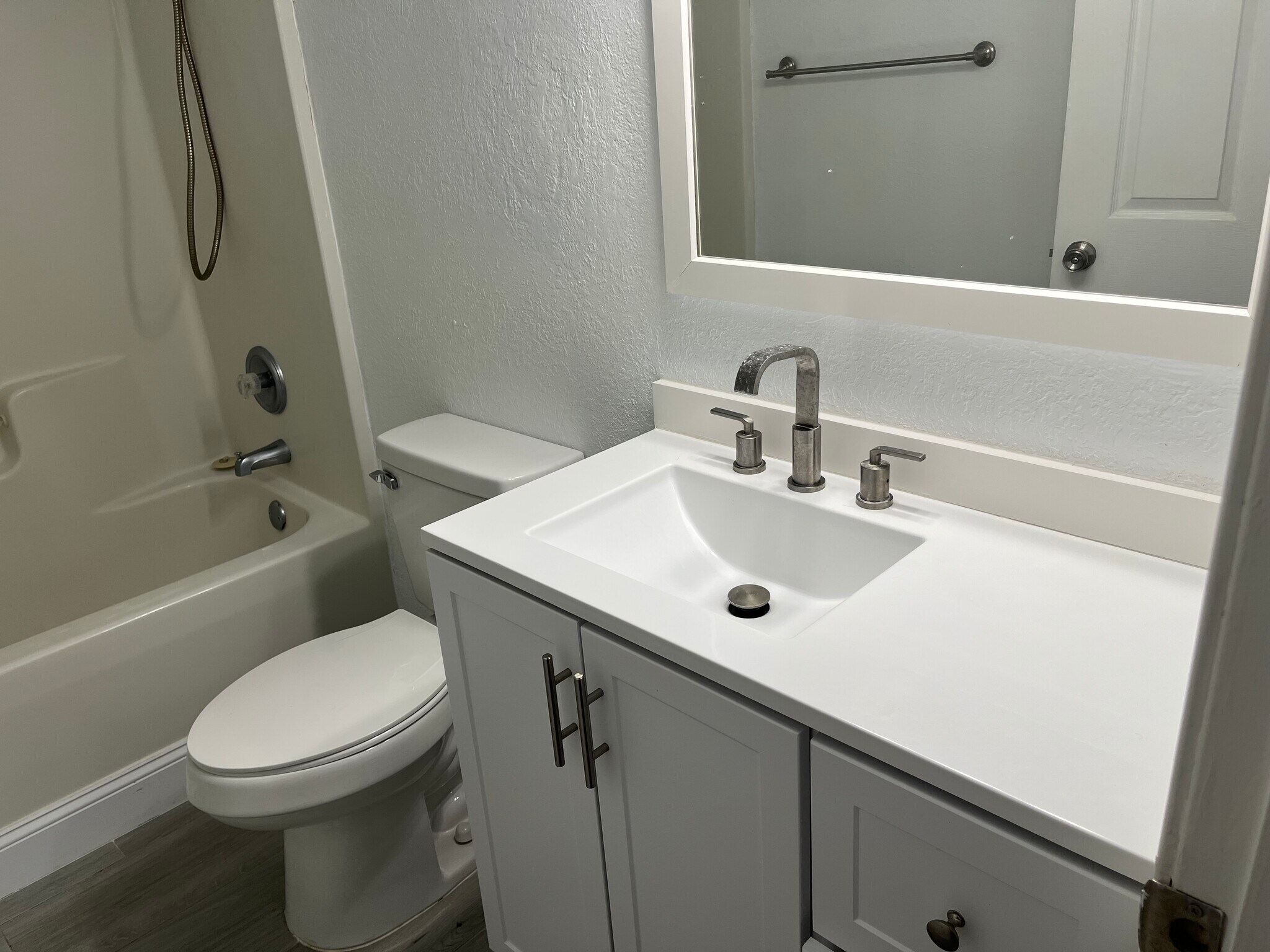 Building Photo - 4712 Golfview Blvd