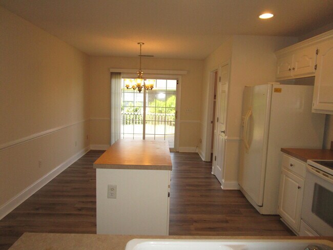 Building Photo - 3442 Beacon Dr