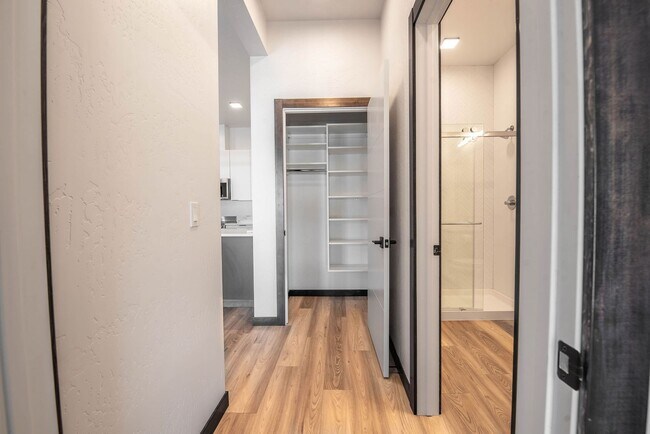 Building Photo - Modern Midtown Living | 2 Bed, 2 Bath Near...
