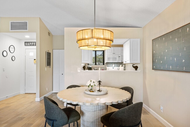 Building Photo - 206 Club Dr