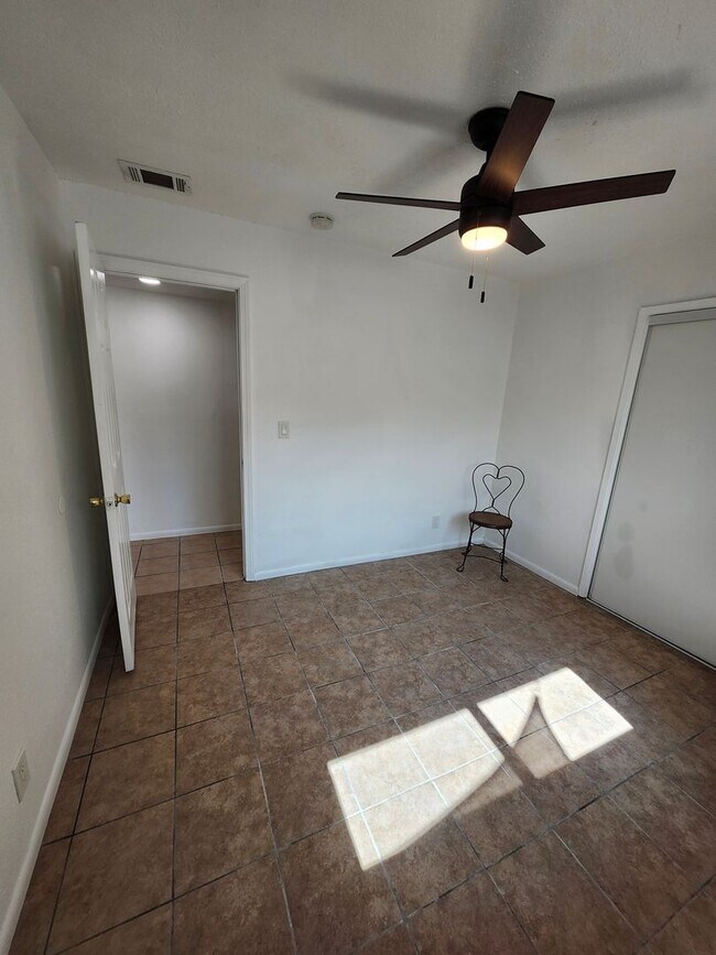 Building Photo - M-Muir Ave (triplex)