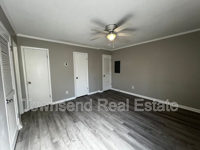 Building Photo - 5846 Century Oaks Dr