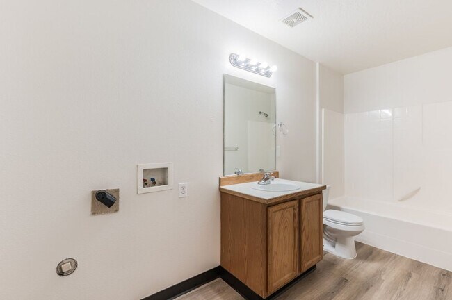 Building Photo - 3 bed 2 bath townhome