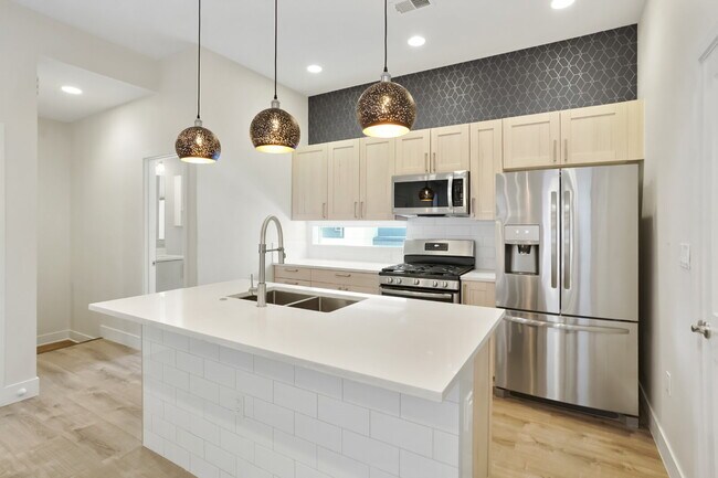 Building Photo - 1 Month Free - 2 Bed Room / 2.5 Bath - Roo...