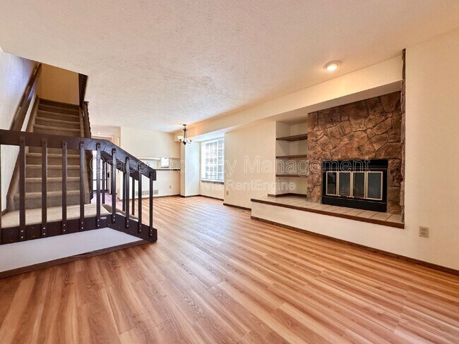 Building Photo - 715 Julian Cir