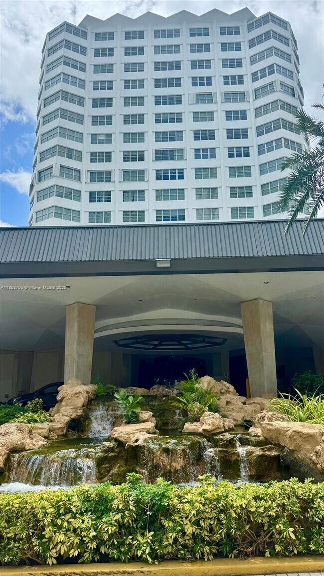 Building Photo - 905 Brickell Bay Dr