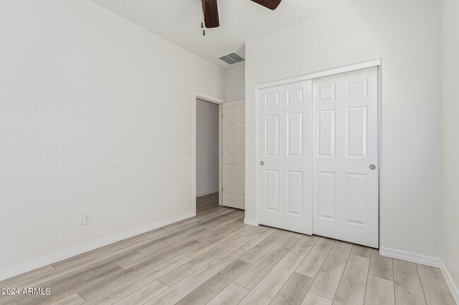 Building Photo - 476 W Honey Locust Ave