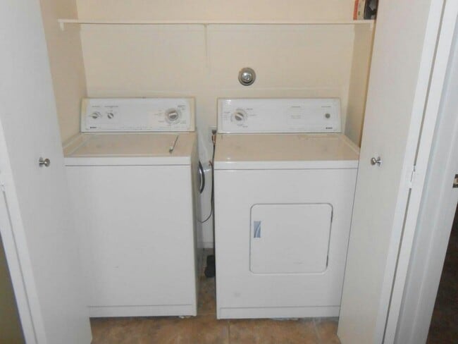 Building Photo - Beautiful Condo in The Falls Gated Communi...