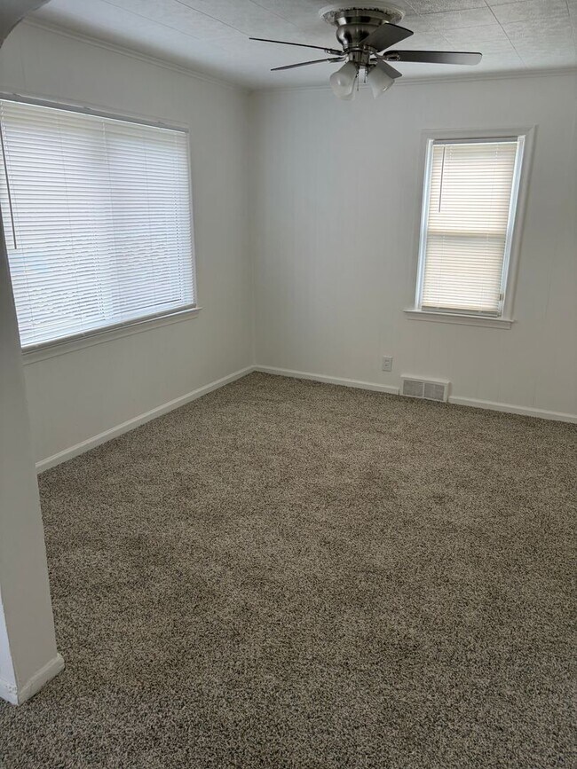 Building Photo - Renovdated 3 bedroom, 1 bathroom bungalow