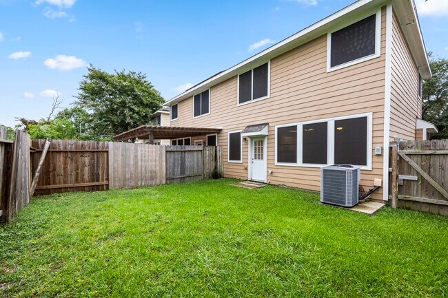 Building Photo - 12475 Saratoga Woods Ln