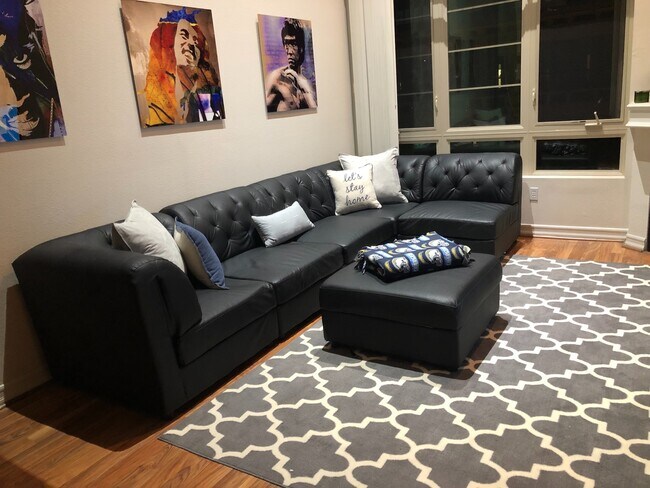 Building Photo - Downtown 2 BR Condo with bonus upstairs lo...