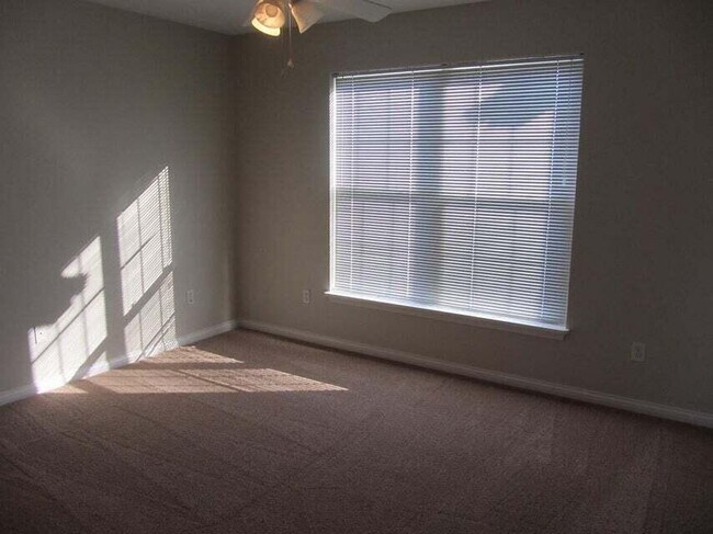 Building Photo - 537 Forest Hill Dr