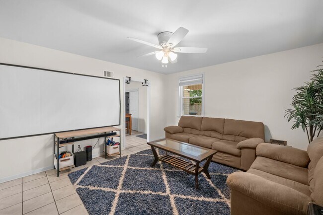 Building Photo - Southside Savannah Gem – 4BR Home in Windsor Forest with Sunroom & Patio