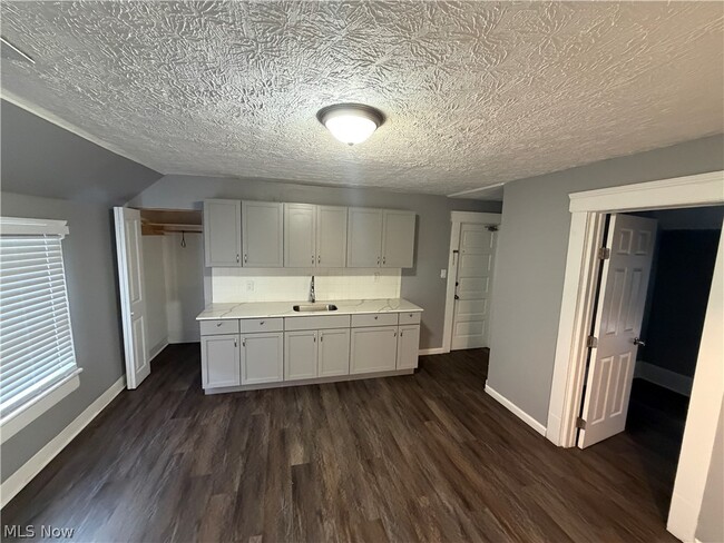 Building Photo - 3694 E 57th St