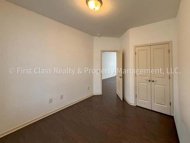 Building Photo - 565 Park View Drive