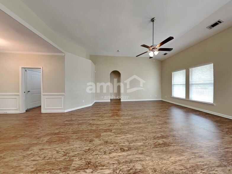 Building Photo - 172 Lakepointe Dr