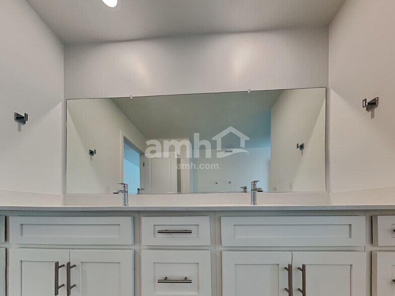 Building Photo - 9555 Harkes Dr