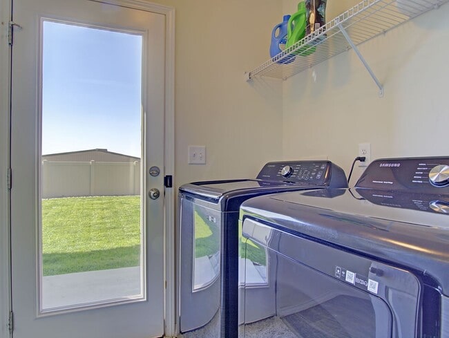 Building Photo - Bright & Open 3-Bed | Great Yard + Mountai...