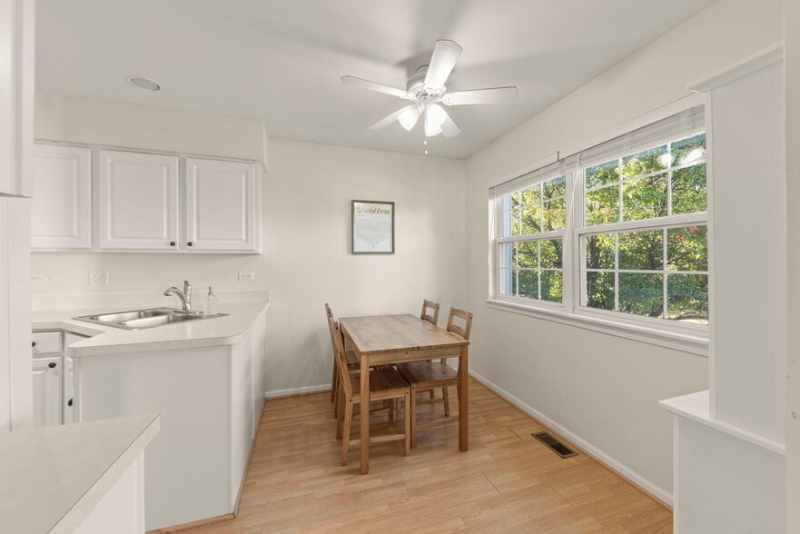 Building Photo - 2513 Dickens Dr