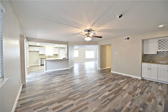 Building Photo - 13003 Sinton Ln
