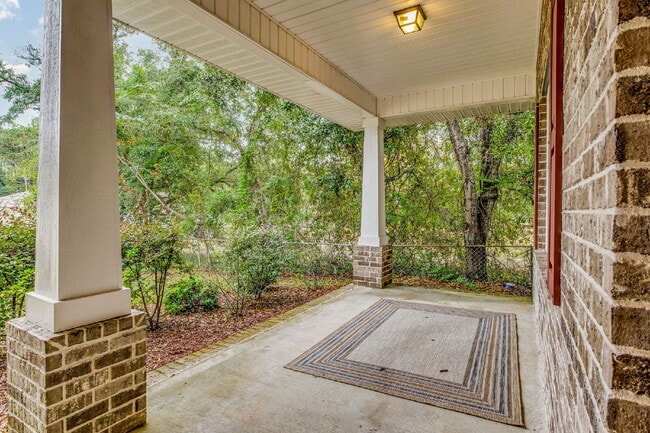 Building Photo - This beautifully maintained 3-bedroom, 2-bathroom residence offers the perfect blend of comfort, ...