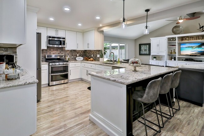 Building Photo - GORGEOUS REMODELED HOME WALKING DISTANCE T...