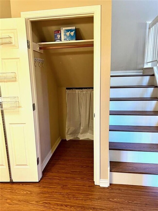 Building Photo - Arbor Village Condominium / Beautiful Update Unit / Refrigerator, Washer & Dryer included