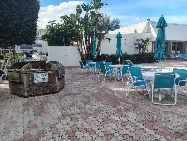 Building Photo - 20400 W Country Club Dr