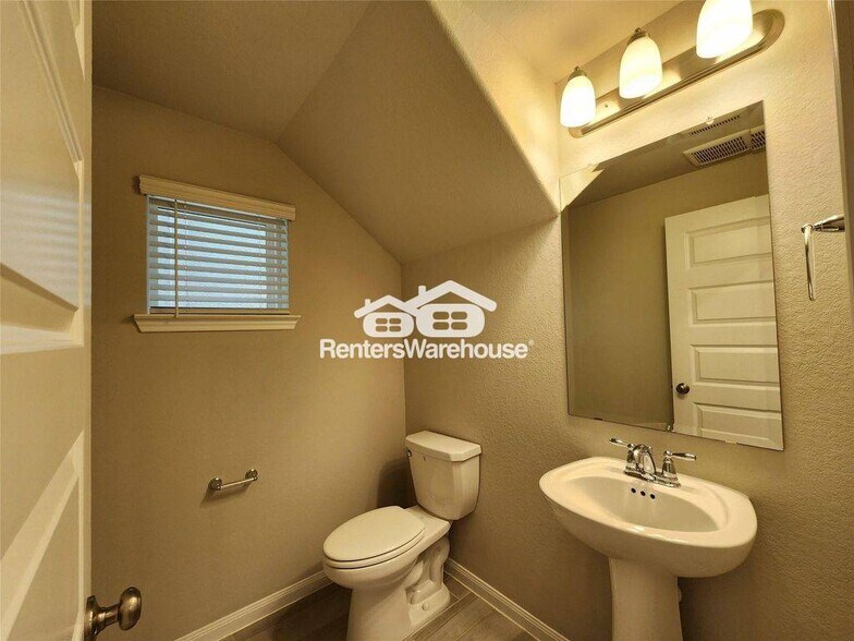 Building Photo - 1513 Lakeline Oak Dr