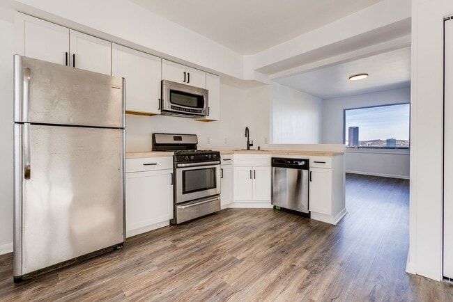 Building Photo - AVAILABLE NOW - Beautiful 3 Bedroom Home w...