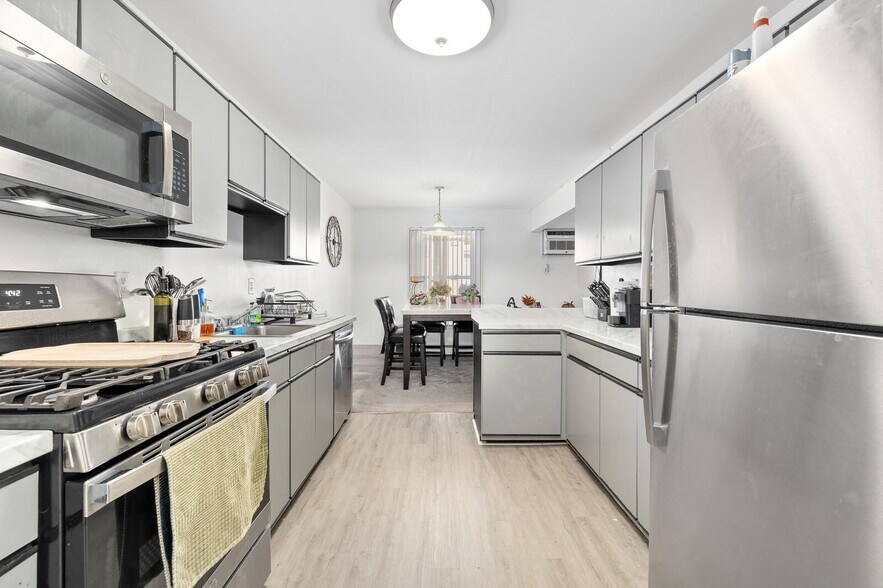 Building Photo - 5 Riverview Ct