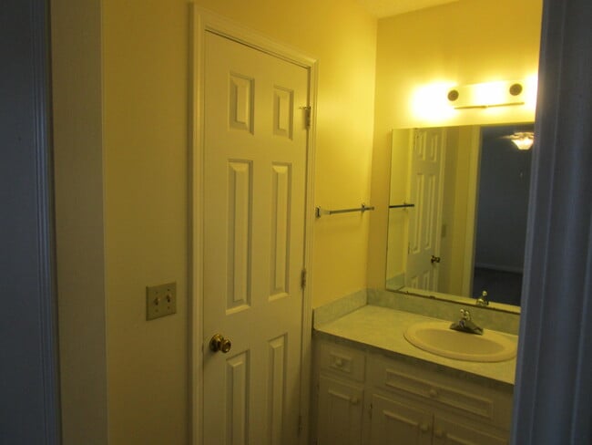 Building Photo - 40 Travis Ct