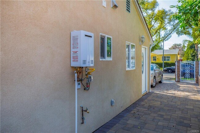 Building Photo - 7822 Hazeltine Ave