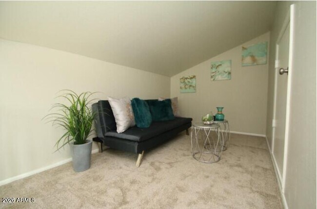 Building Photo - 2 E Loma Ln