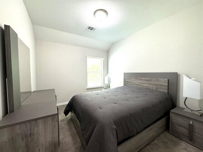 Building Photo - 2416 Lynx Court