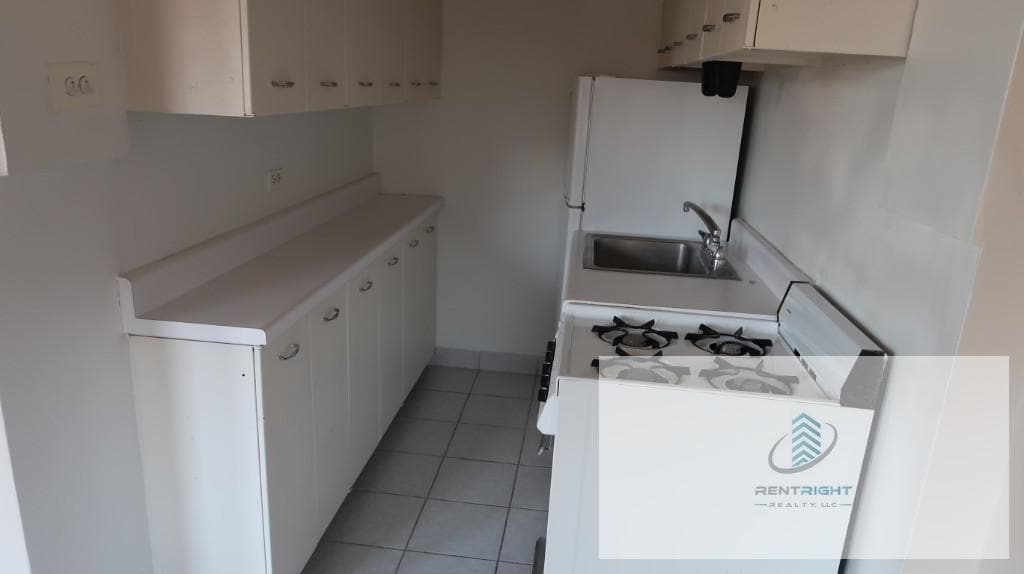 Building Photo - 1209 W Sherwin Ave