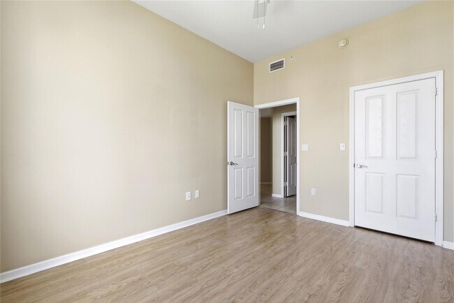 Building Photo - 511 SE 5 Ave