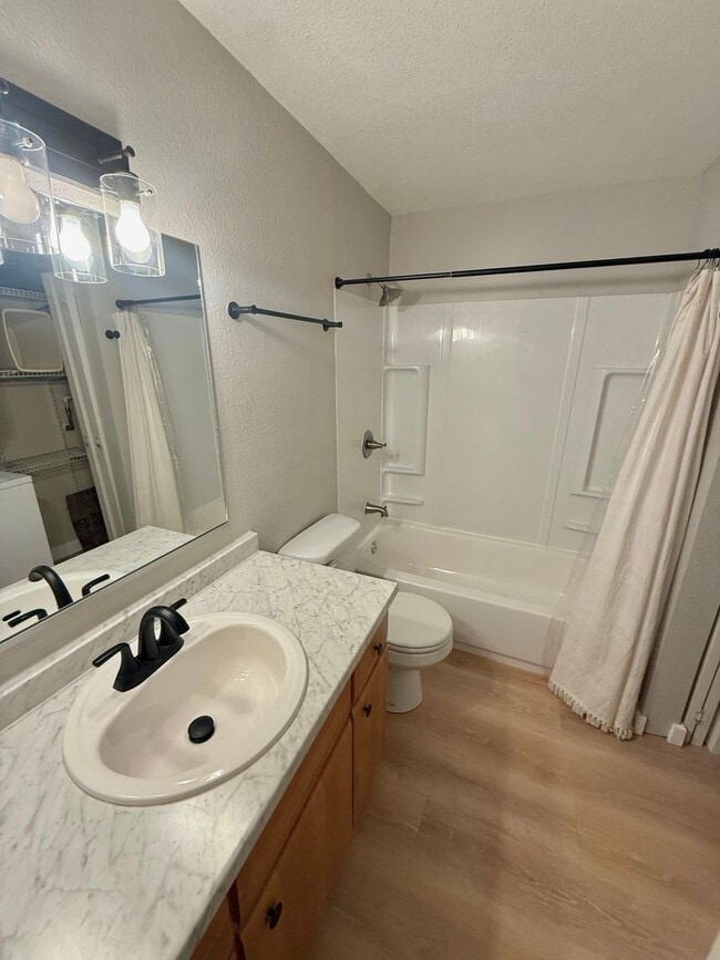 Building Photo - Modern 1-Bedroom Condo in Vibrant Greenwood Neighborhood