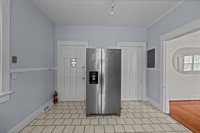 Building Photo - Incredibly Well Maintained & Beautiful Hom...
