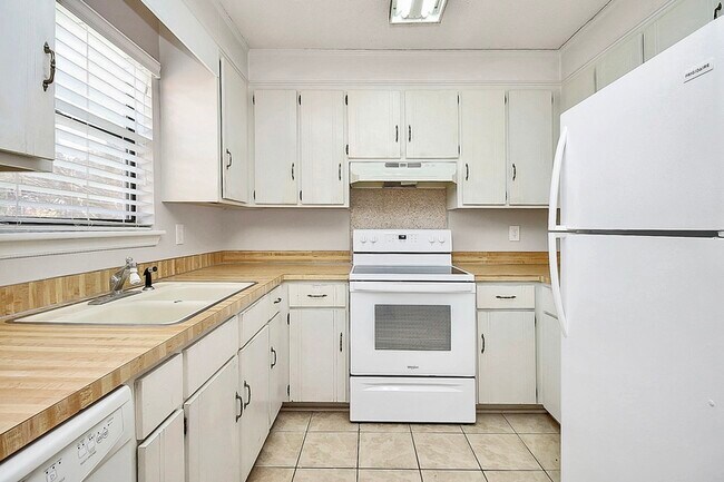 Building Photo - 8428 Clear Meadow Ln