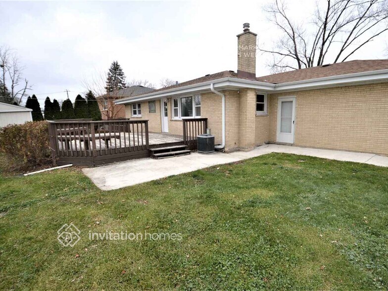 Building Photo - 439 W Lake Park Dr