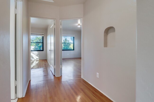 Building Photo - 4706 Vista St