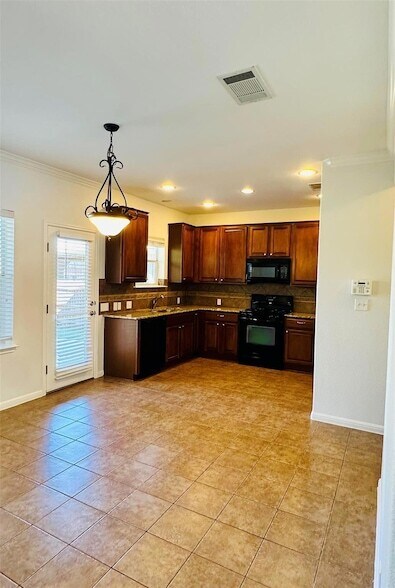 Building Photo - 2800 Canyon Valley Run