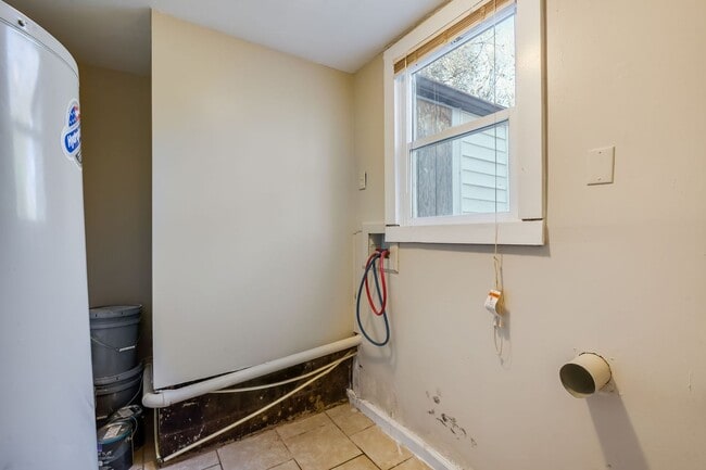 Building Photo - 2 Bed, 1 Bath Ready for Rent!